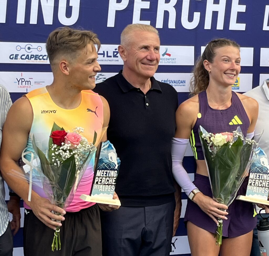 Thibaut Collet, Sergueï Bubka, Margot Chevrier, sur le podium du meeting perche des alpes avec des bouquets de fleurs à la main