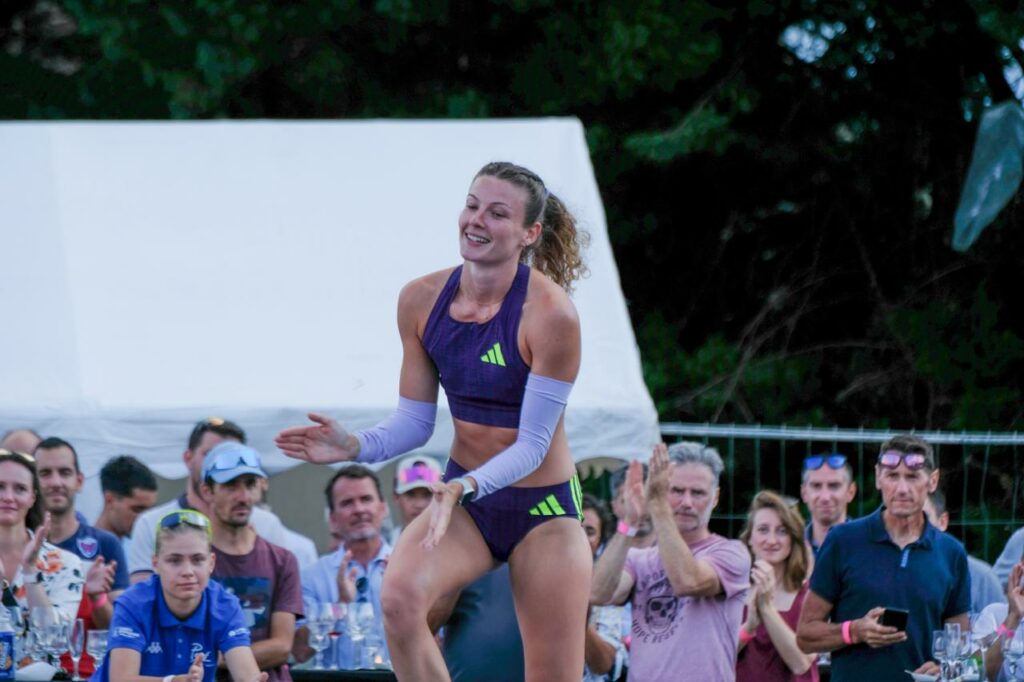 Margot Chevrier avec le sourire amprès un saut à la perche
