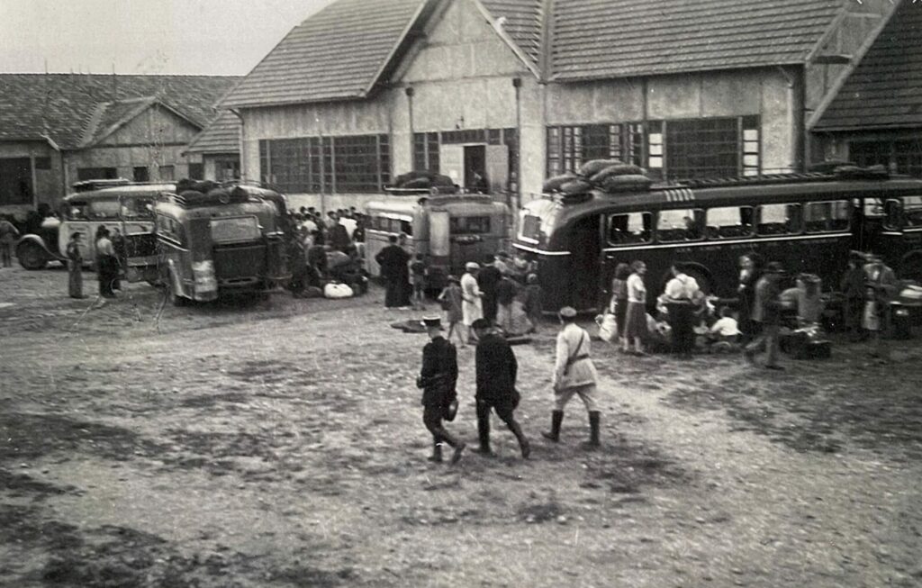 Arrivée au camp de Vénissieux le 27 août 1942 des autocars chargés de juifs raflés dans la région préfectorale de Lyon. © Extrait de la brochure "Vénissieux 26-29 Août 1942" réalisée par "Les Fils et Filles des Déportés Juifs de France, militants de la mémoire"