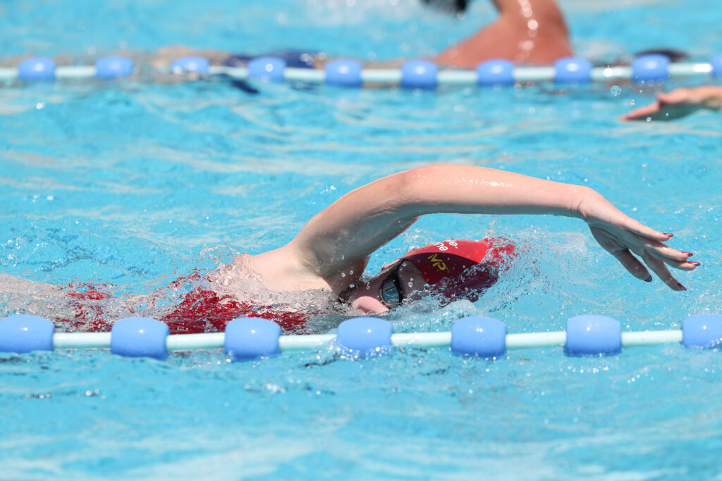 mercredi 13 mai 2026 Point presse à la piscine Jean Bron, Après des travaux et une première expérimentation réussie à l’automne 2025, la piscine Jean Bron est de nouveau ouverte aux scolaires, aux clubs et au grand public, depuis le 31 mars. L’occasion pour Laurence Ruffin et Meriem Naili, adjointe aux sports de faire un point d’étape sur cette ouverture 3 saisons, préfiguration d’une réflexion plus approfondie autour d’une ouverture toute l’année.. © Sylvain Frappat - Ville de Grenoble