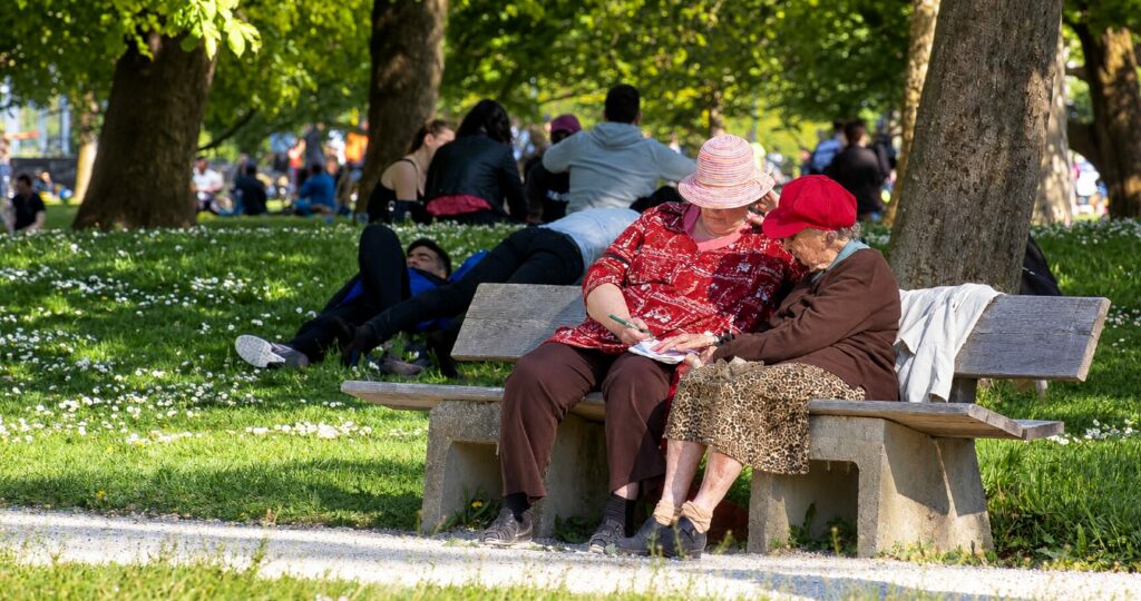 canicule personnes âgées dans un parc -