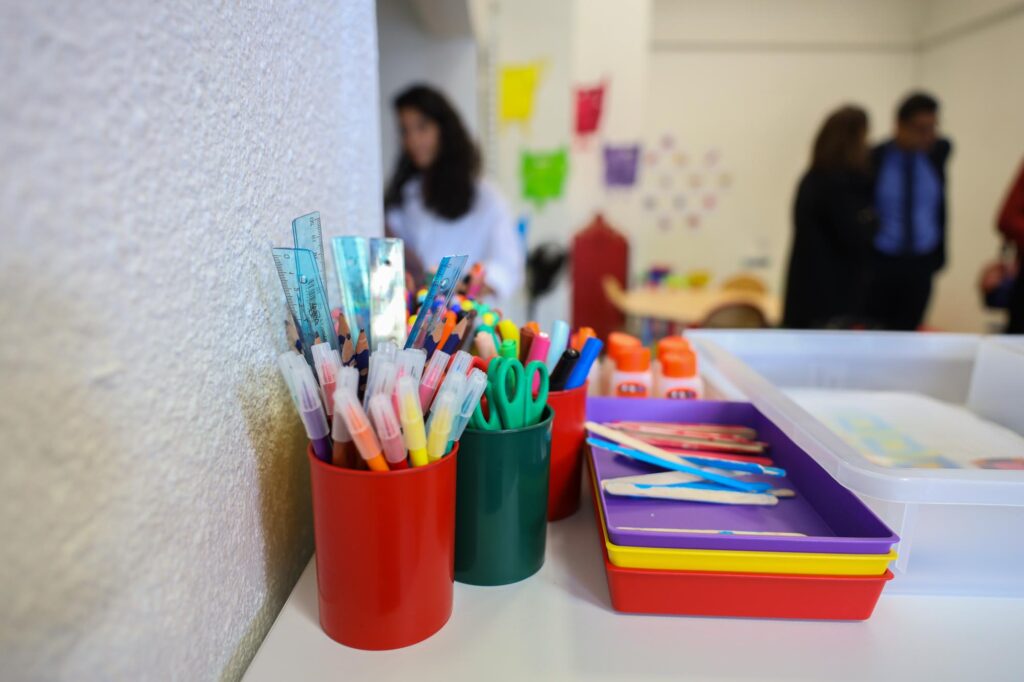 Vendredi 05 juin 2026.
Visite de l'école Léon Jouhaux, sa cour végétalisée Coqueli'cours, sa Place aux enfants PAE, et inauguration du dispositif RESPIRE, en présence de Laurence Ruffin, maire de Grenoble, et Léonie Marcoux, adjointe aux écoles.
Photo : Auriane POILLET © Ville de Grenoble 2026