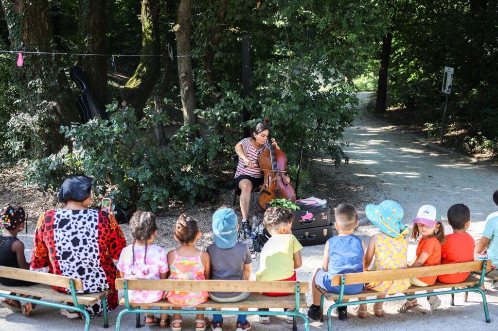 Mercredi 24 juin 2026.
Restitution du projet artisitique "La Traversée" des enfants de l'école Malherbe et de la compagnie L'Insomnante sur la Place aux enfants.
Photo : Auriane POILLET © Ville de Grenoble 2026
