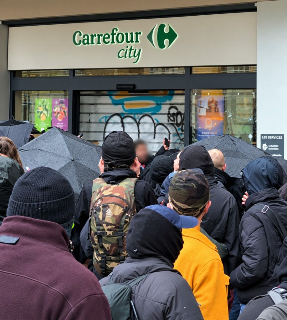 homme armé pour défendre son magasin