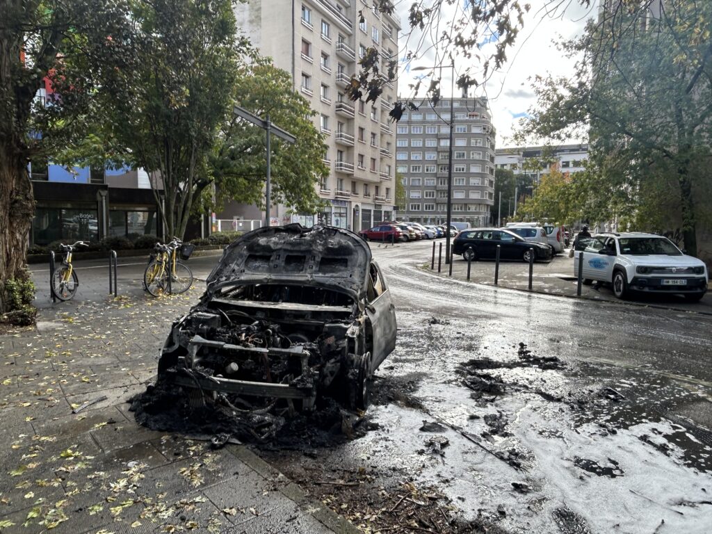 voiture brûlée après agression rue narvik