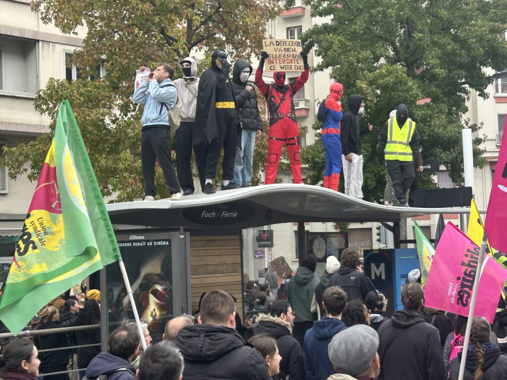 manifestants 24 octobre costumes abris bus