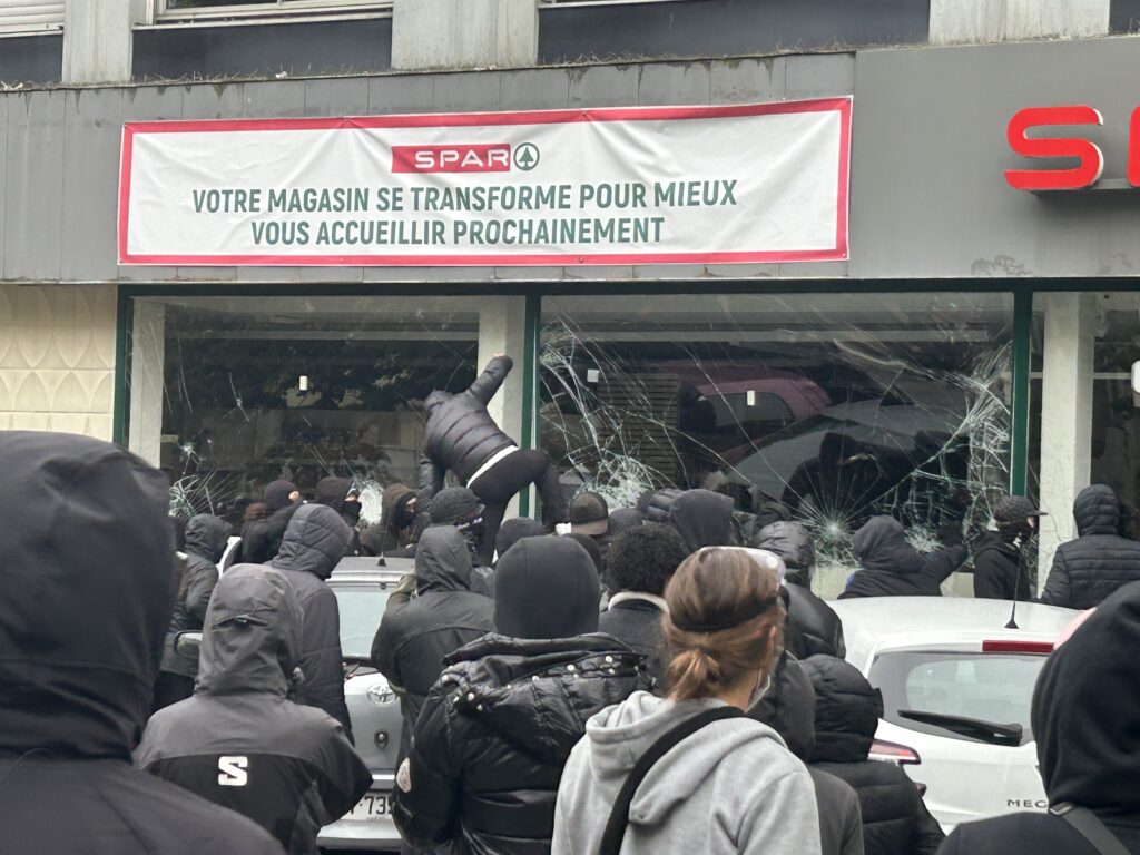 pillage magasin spar banderole