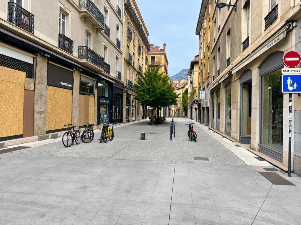 rue de Sault sans personne (IA) / commerce